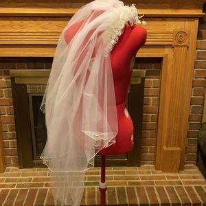 EUC vintage veil headband with comb. Off white fingertip length w blusher